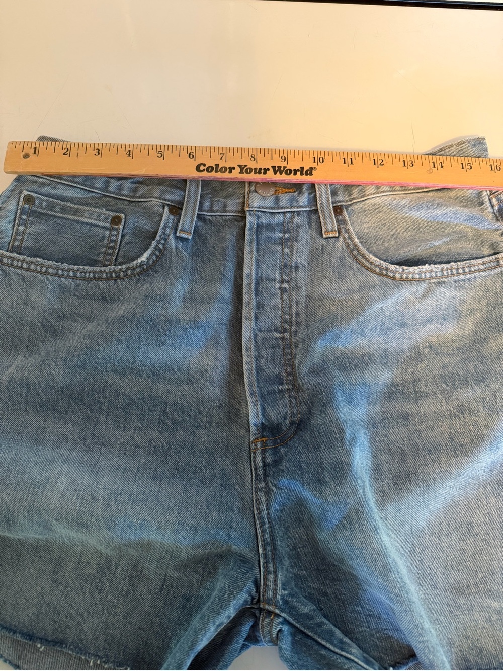 Aritzia Denim Forum The Yoko Mid Thigh Denim Shorts Jorts Raw Hem Size 32 Light - Picture 8 of 12